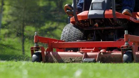 Åkgräsklippare klipper gräsmatta